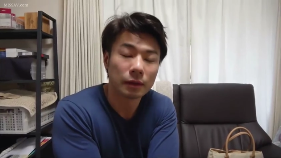 坐姿 · 室内客厅 · 蓝色长袖 · 半身像