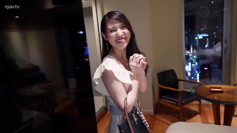 中景 · 白色连衣裙 · 灿烂笑容 · 酒店客房 · 都市夜景 · 侧身站立 · 双手合十 · 黑色手提包