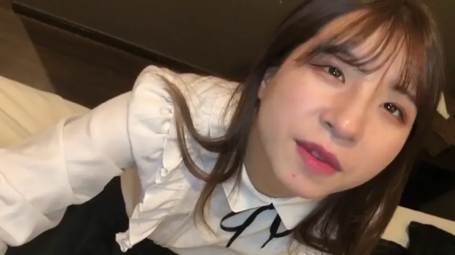 坐姿 · 揉乳 · 中景 · 半裸 · 涂油 · 洗衣篮 · 盥洗室 · 张口表情