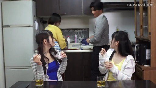 按摩室 · 按摩床 · 比基尼 · 全景 · 俯卧 · 按摩 · 放松 · 花卉装饰
