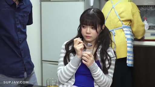 座り姿勢 · 憂鬱 · キッチン · 多人 · 上半身 · 餐具 · 条纹开衫 · 持杯子