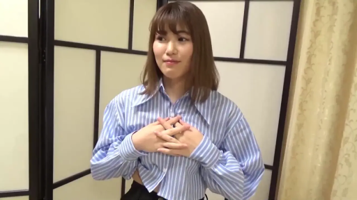 室内 · 站立 · 半身 · 蓝白条纹衬衫