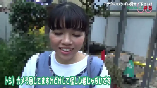 站立 · 微笑 · 面部特写 · 谈话 · 街头采访 · 户外公园 · 蓝色围裙与白色T恤