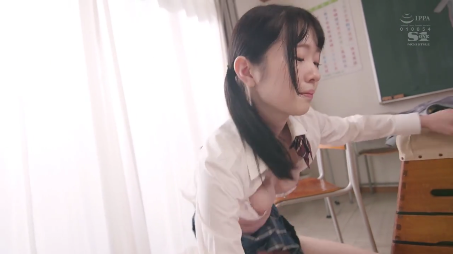 室内 · 严肃 · 站立 · 观察 · 货架 · 连衣裙 · 中景特写 · 双女