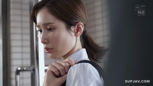 忧郁 · 脸部特写 · 站立 · 白衬衫 · 走廊 · 双肩包 · 学生妹 · 抓包带