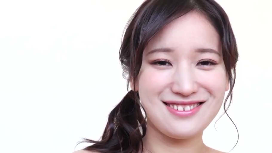 室内 · 微笑 · 面部特写 · 对视 · 正面 · 亚洲女性 · 裸肩