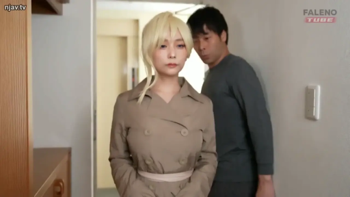 室內 · 站立 · 半身 · 風衣