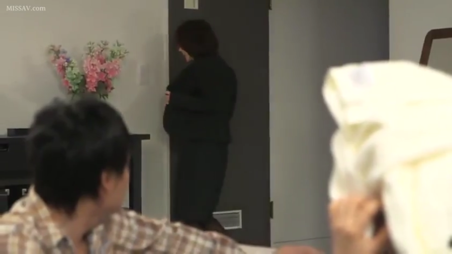 全景 · 麦克风 · 舞台 · 站立姿势 · 偶像演出服 · 羞涩表情 · 演讲行为 · 偶像身份