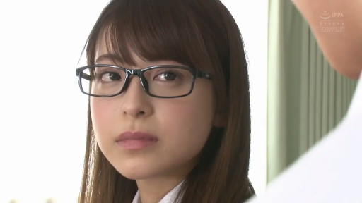 室内 · 严肃 · 眼镜 · 脸部特写 · 白衬衫 · 凝视 · 长发 · 侧头