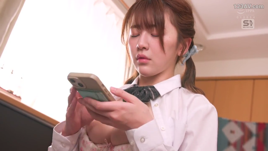 交谈 · 严肃 · 客厅 · 便服 · 剧情场景 · 文件夹 · 坐立