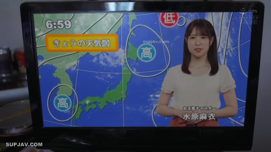 中景 · 站姿 · 微笑 · 演播室 · 播报 · 电视 · 白色短袖上衣 · 女主播