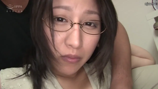 室内 · 眼镜 · 脸部特写 · 凝视 · 熟女 · 忧虑 · 被搂抱 · 浅色无袖上衣