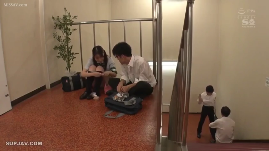 坐姿 · 交谈 · 中景 · 自然 · 楼梯间 · 多人 · JK制服 · 书包