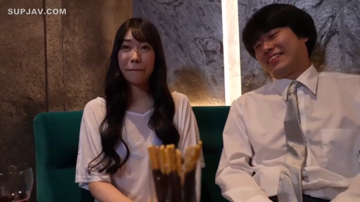 Casual wear · sit side by side · Chat · 餐厅 · Smile · 约会