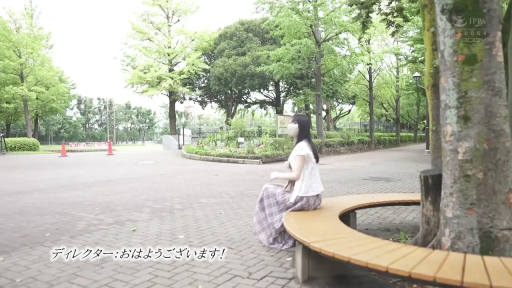 Sitting Posture · Horizon · Park · 戴口罩 · Sit and rest · Bench · 白色短袖配格子长裙