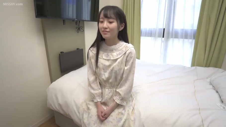 bed · Hotel room · 谈话 · 羞涩微笑 · 黑长直 · 坐在床边 · 碎花长袖连衣裙