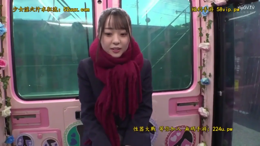 坐姿 · 微笑 · 面对镜头 · 半身 · 制服 · 车内 · 长发 · 假花