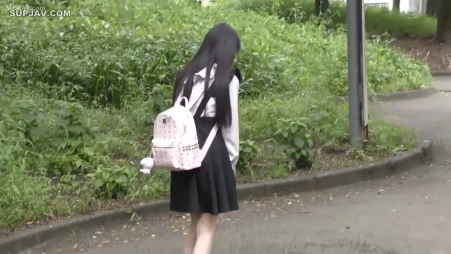 全身 · 校服 · 行走 · 背影 · 书包 · 步行 · 路边