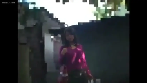 全身 · 站立 · 平静 · 偷拍风格 · 行走 · 户外 · 粉色长袖