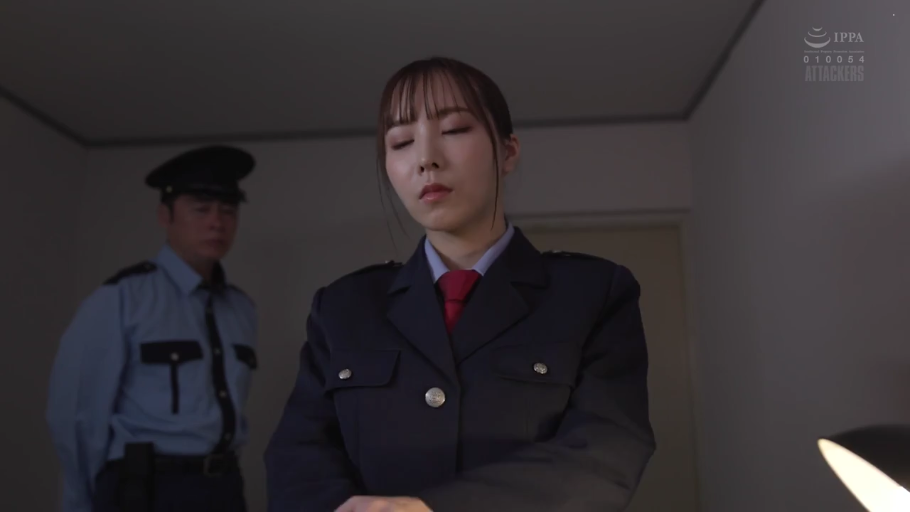 室内 · 角色扮演 · 制服 · 警察制服 · 制服诱惑 · 中景特写 · 站立姿势 · 严肃表情