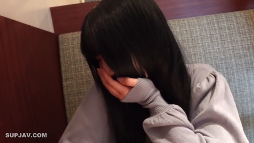 室内 · 坐姿 · 脸部 · 羞涩 · 捂脸 · 紫色上衣 · 黑长发 · 沙发椅