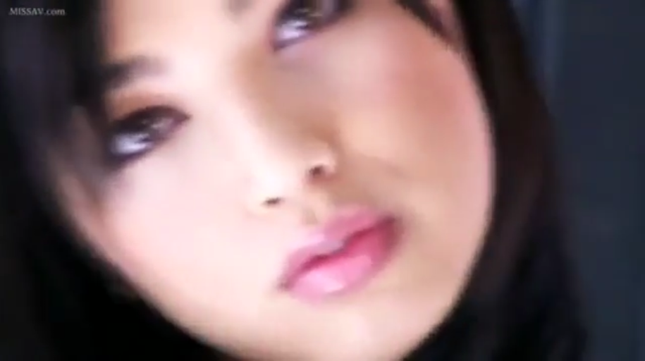 甜美 · 半身特写 · 清纯 · 户外 · 拍摄 · 白色毛衣 · 侧头