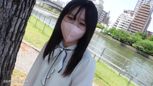 脸部特写 · 站姿 · 微笑 · 河畔 · 注视镜头 · 口罩 · 白色系带衬衫