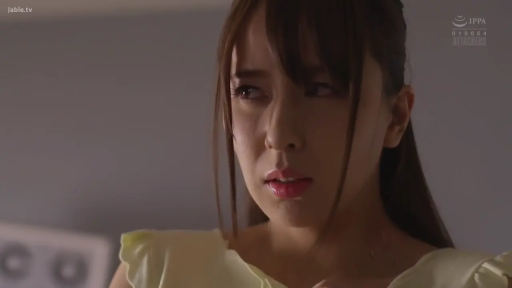 室内 · 脸部特写 · 站姿 · 长发 · 黄色无袖上衣 · 担忧 · 注目