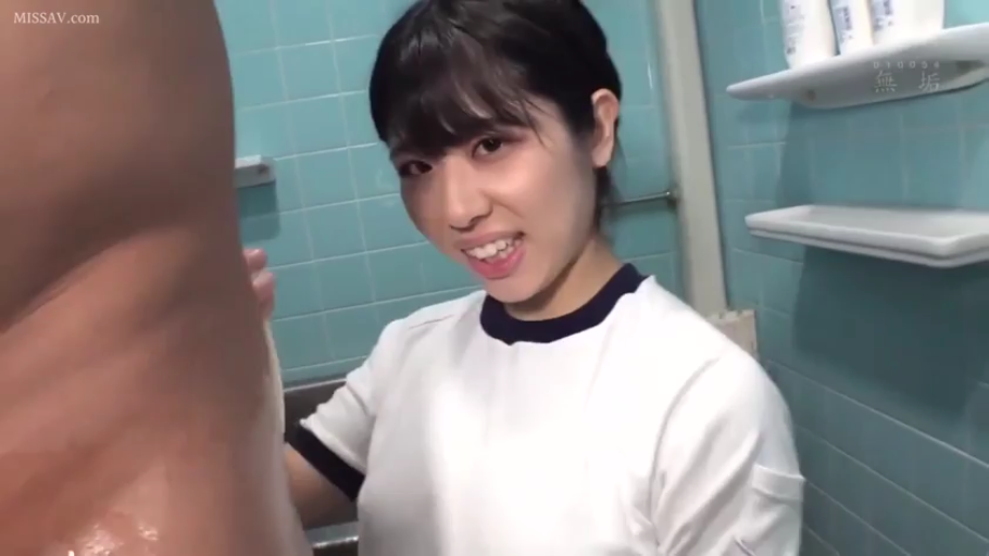 脸部 · 浴室 · 站立 · 微笑 · 置物架 · 短发 · 体操服 · 喜悦