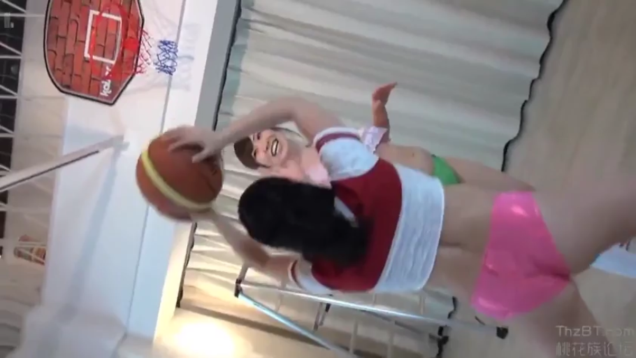 室内 · 中景 · 运动短衫 · 双人 · 笑容 · 篮球 · 打篮球 · 运动姿态