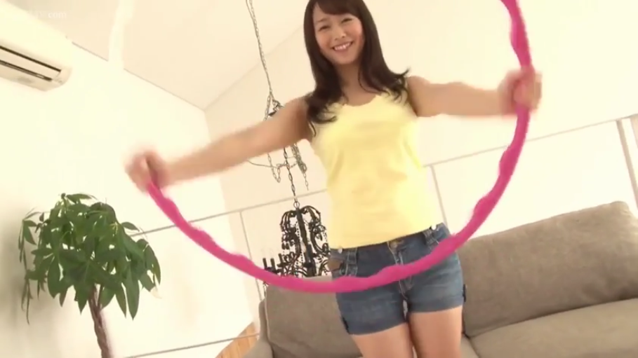 室内 · 中景 · 站姿 · 微笑 · 长发 · 呼啦圈 · 蓝色牛仔短裤 · 玩呼啦圈