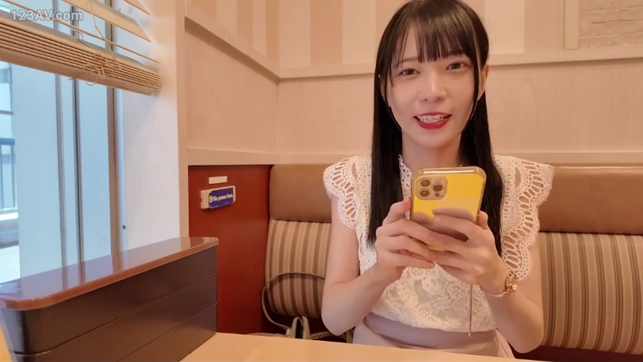 Sitting Posture · Smile · Half-body · White lace top · 手机 · 餐厅 · 黑长直 · Take the phone.