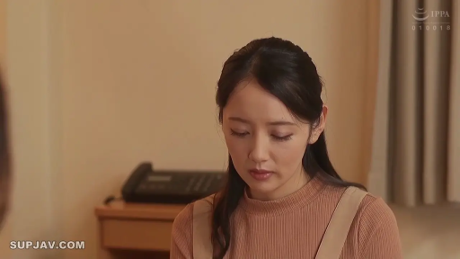 坐姿 · 沉思 · 忧郁 · 房间 · 近景 · 清纯 · 粉色针织衫 · 电话