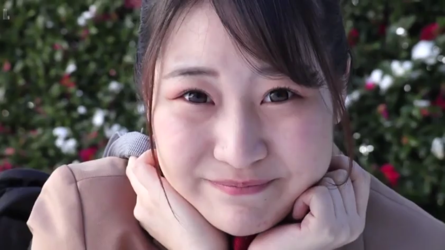 甜美 · 面部特写 · 凝视 · 户外 · 托腮 · JK风格 · 褐色外套