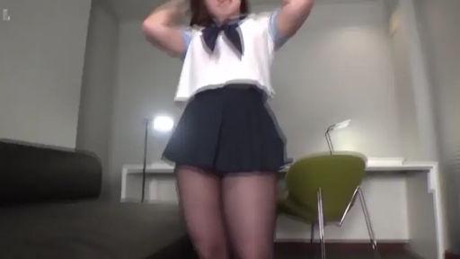 室内 · 全身 · 站立 · 水手服 · 模糊 · 整理头发