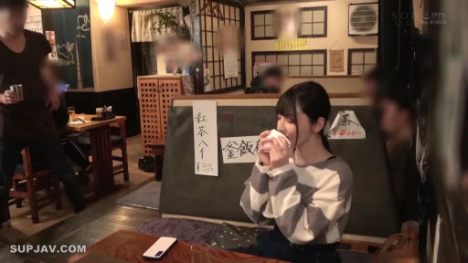 坐姿 · 上半身 · 平静 · 杯子 · 居酒屋 · 背景虚化 · 条纹毛衣 · 饮用