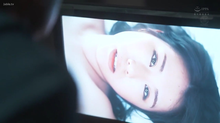 室内 · 脸部特写 · 全裸 · 迷离 · 凝视 · 卧姿 · 显示器 · 日本AV