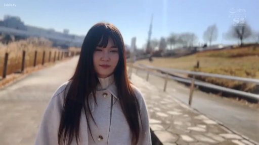 站立 · 微笑 · 半身特写 · 户外 · 注视镜头 · 长发 · 白色外套