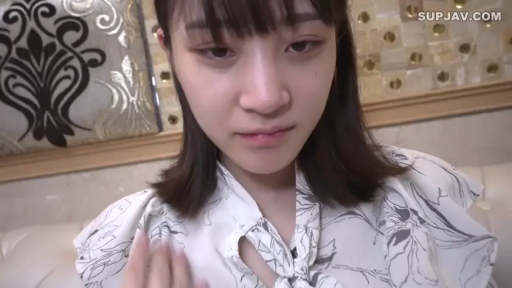 室內 · 坐姿 · 臉部特寫 · 平淡 · 亚洲女性 · 碎花上衣 · 整理衣服