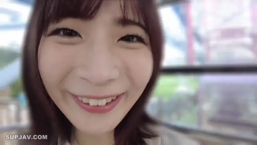 室内 · 对视 · 大特写 · 歯を見せて大笑い · 正面面对镜头 · 浅色休闲服 · 广角镜头效果