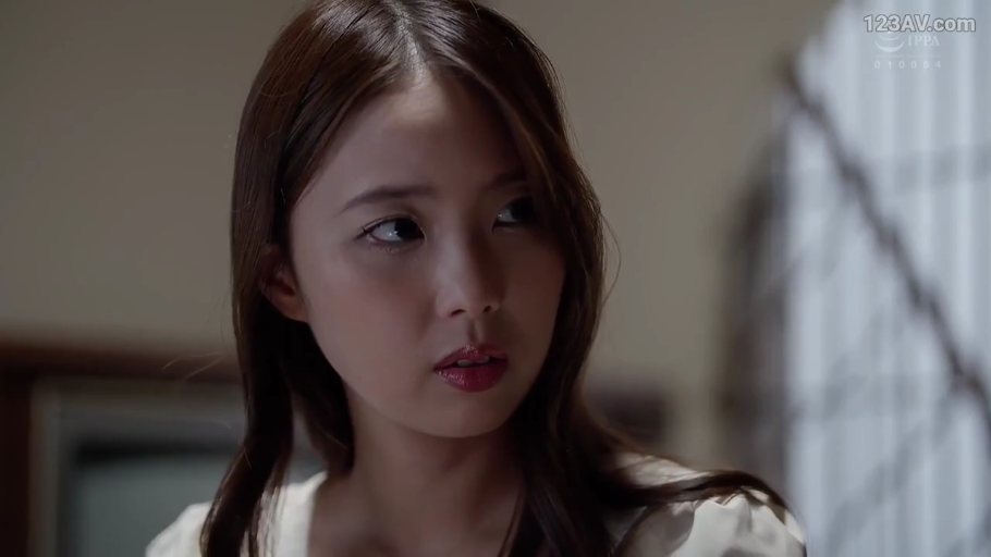 室内 · 忧郁 · 面部特写 · 凝视 · 长发 · 侧头 · 浅色上衣