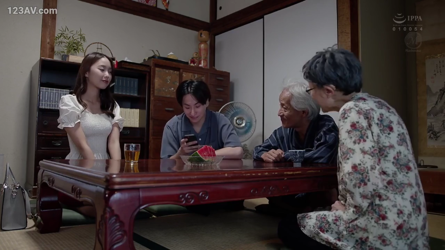 Japanese-style room · 白色泡泡袖上衣