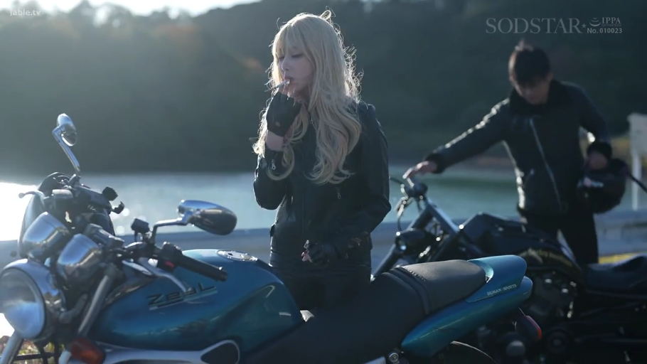 站立 · 中景 · 黑色皮衣 · 金发 · 冷酷 · 抽烟 · 摩托车 · 湖边户外