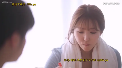 坐姿 · 面部 · 平静 · 灰色上衣 · 餐厅 · 进食 · 毛巾 · 日常场景