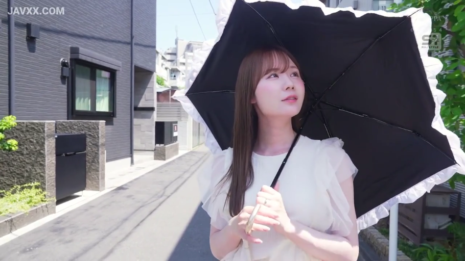 室外街道 · 白色连衣裙