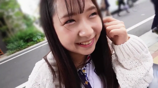 脸部特写 · 街道 · 白色针织衫