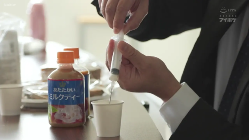 室內 · 手部 · 劇情 · 西裝 · 注射器 · 操作 · 注射