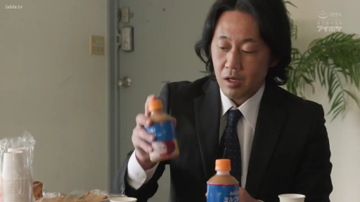 室內 · 坐姿 · 嚴肅 · 黑色西裝 · 上半身 · 飲料瓶 · 中年男性 · 拿饮料瓶