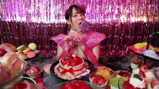 坐姿 · 中景 · 心形棒棒糖 · 软色情 · 魅惑 · 粉色金属质感披肩 · 派对布景 · 衔住棒棒糖