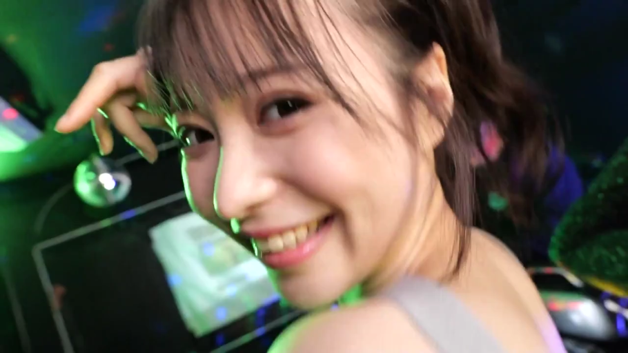 脸部特写 · 回眸 · 看向镜头 · 灿烂笑容 · 灰色吊带背心 · 夜总会 · 夜生活 · 迪斯科球